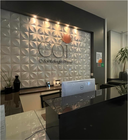 A recepçao vazia dando destaque na logo COI Prime Odontologia